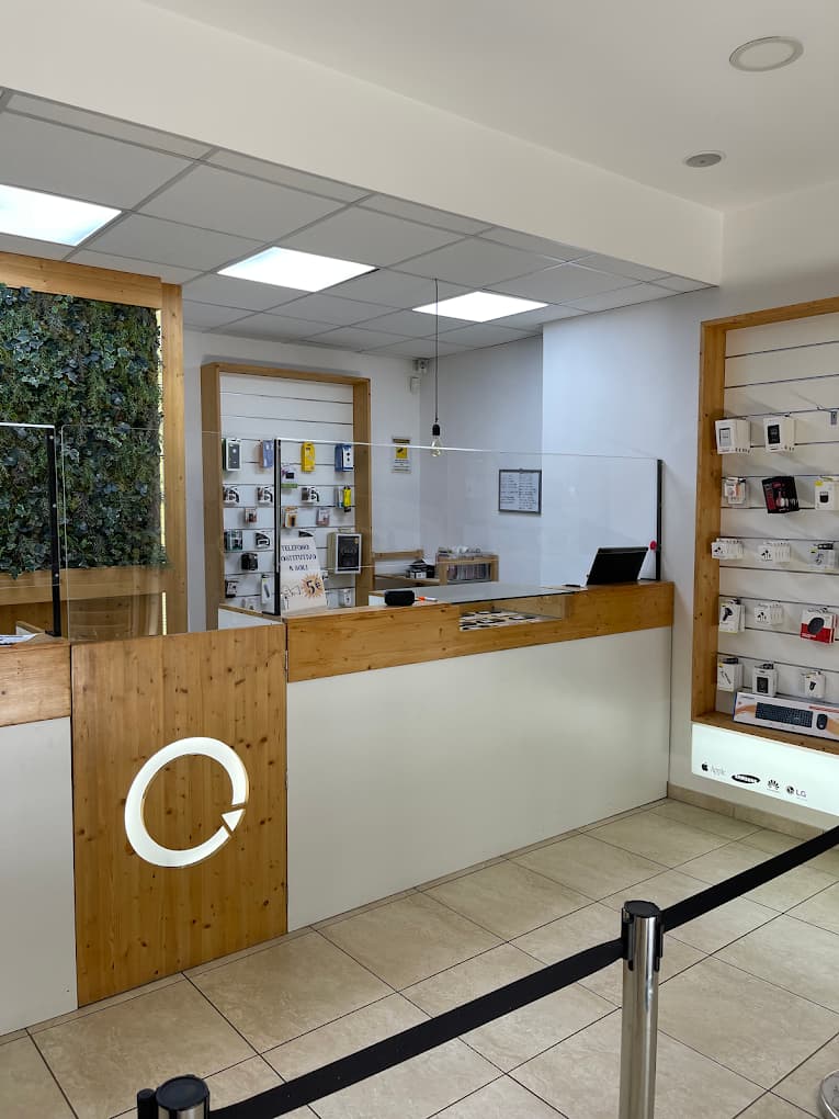 Interno del negozio Subito Riparato a Nocera Inferiore con banco accettazione per riparazione iPhone e Samsung