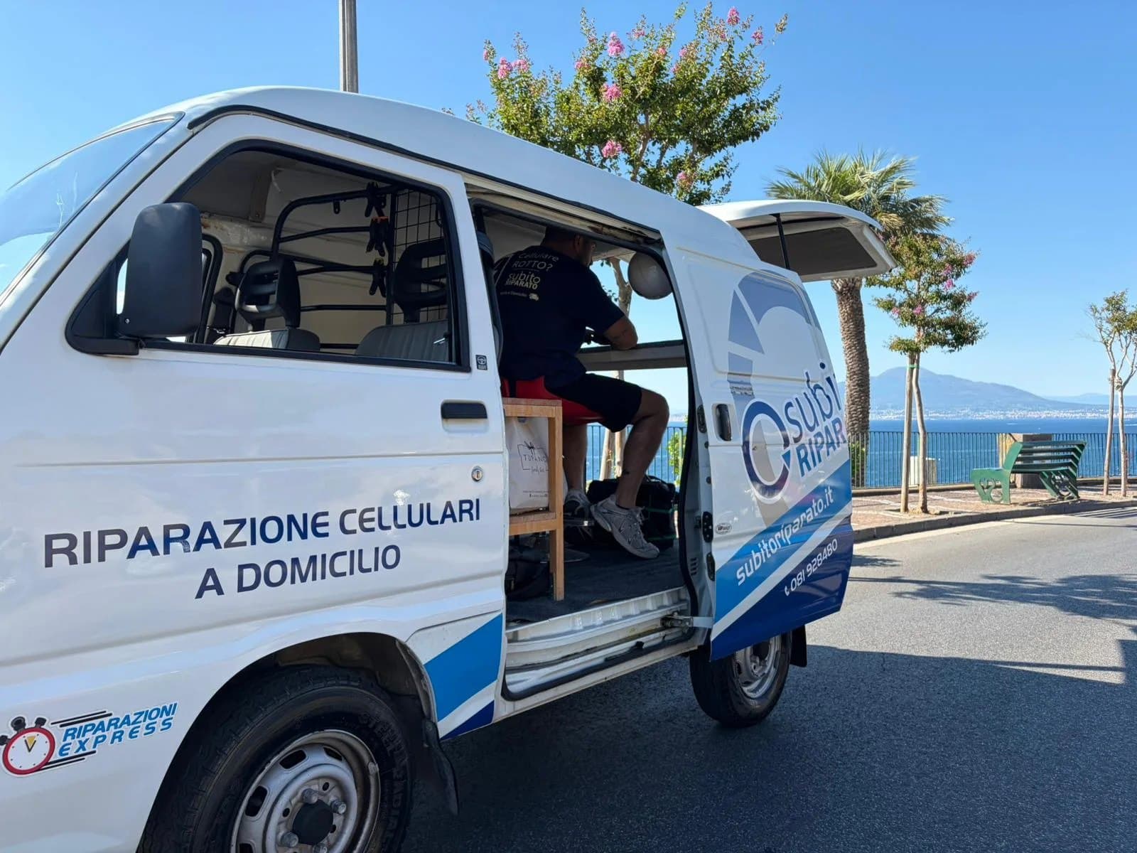 Tecnico di Subito Riparato al lavoro accanto al furgone
