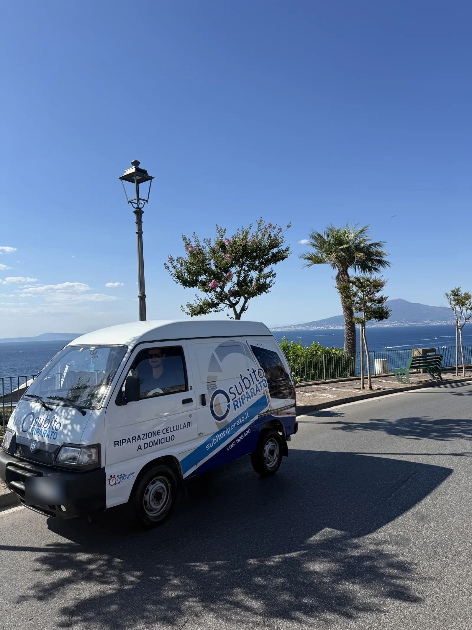 Il furgone-laboratorio con il Vesuvio sullo sfondo