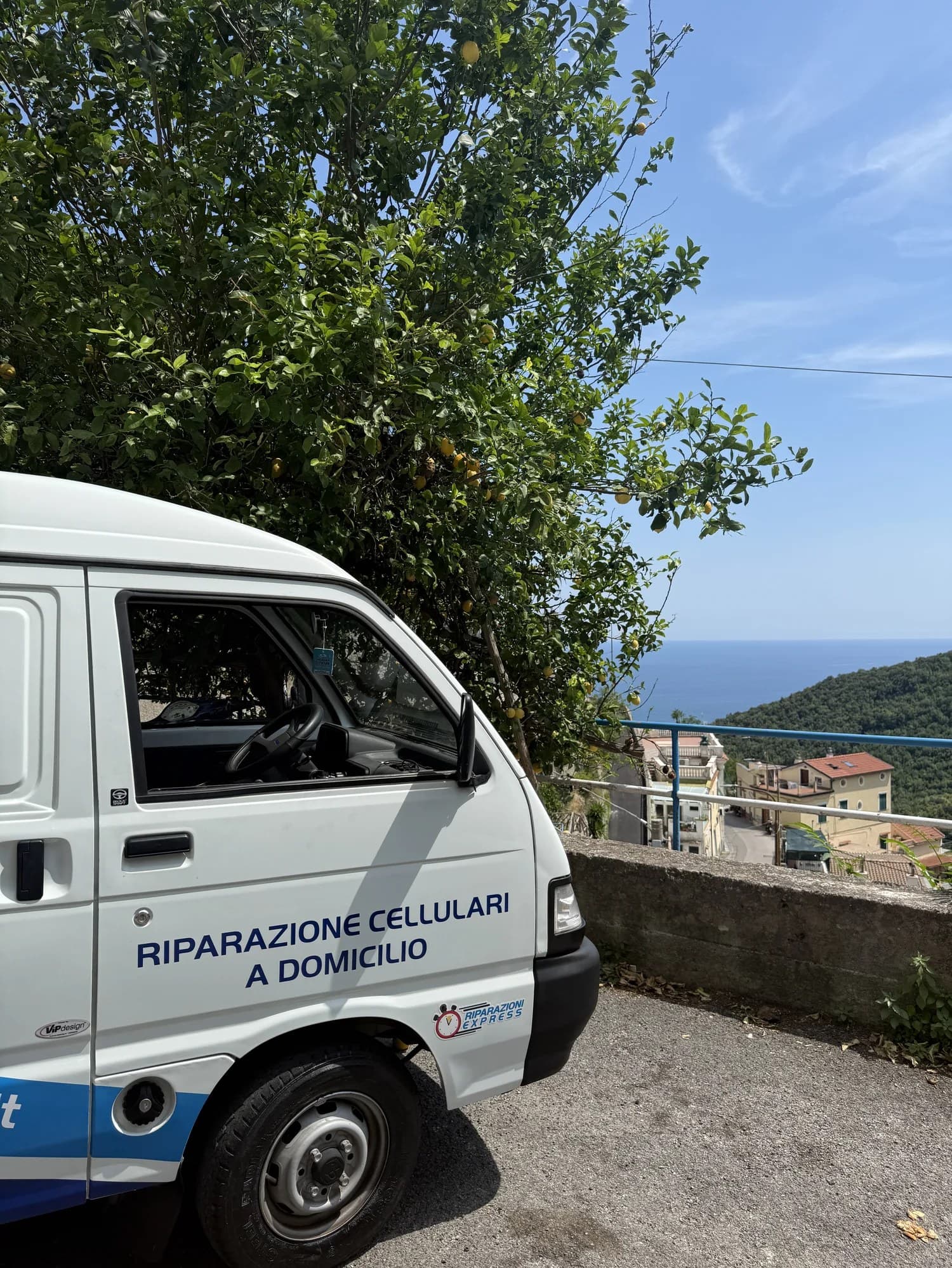 Il furgone-laboratorio parcheggiato in un giardino di limoni ad Albori