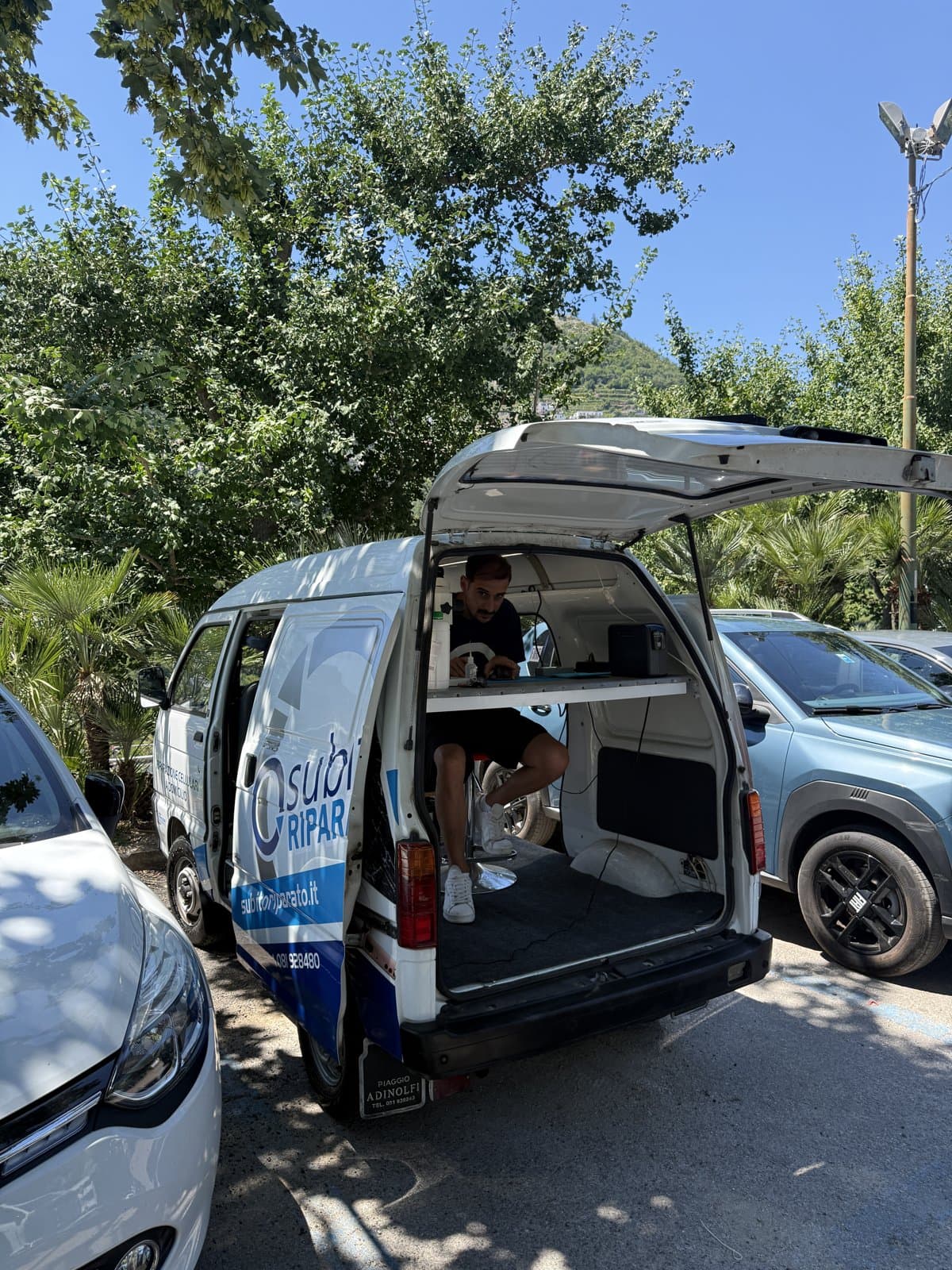 Tecnico al lavoro dentro il furgone-laboratorio a Ravello