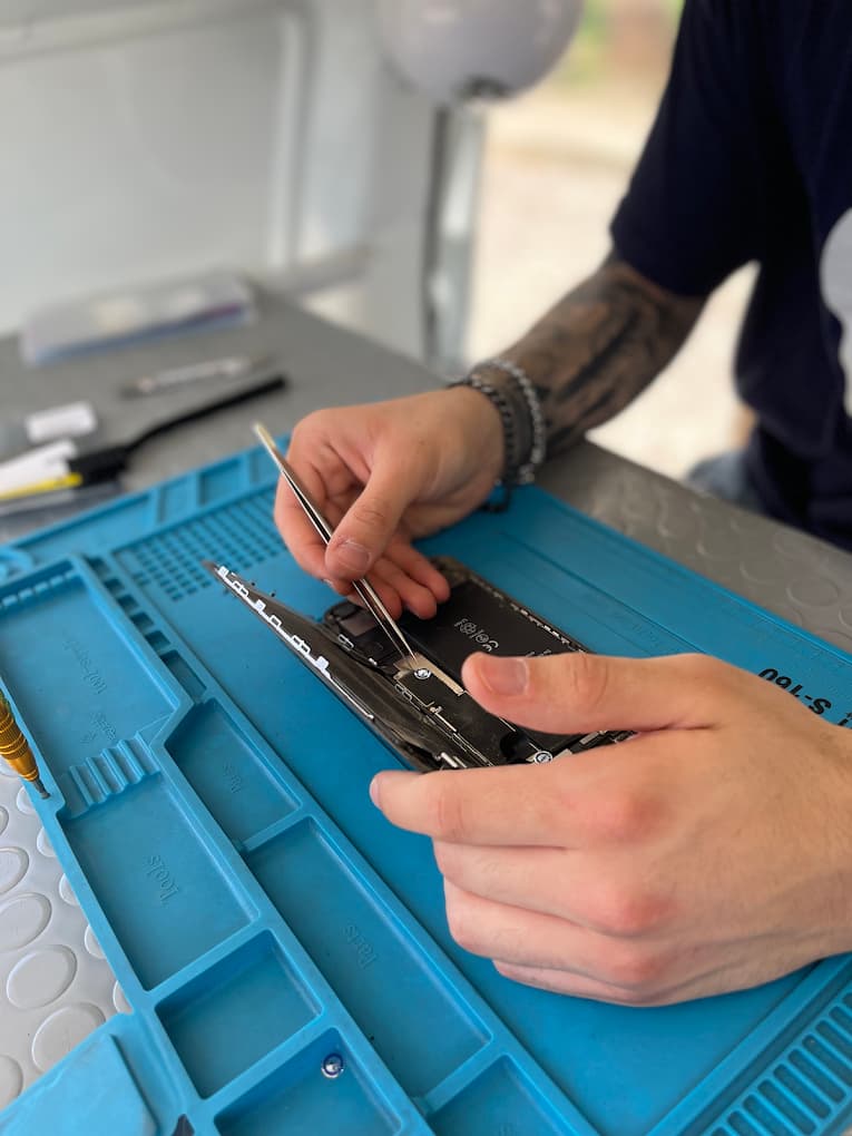 Interno del laboratorio mobile usato per le riparazioni a domicilio