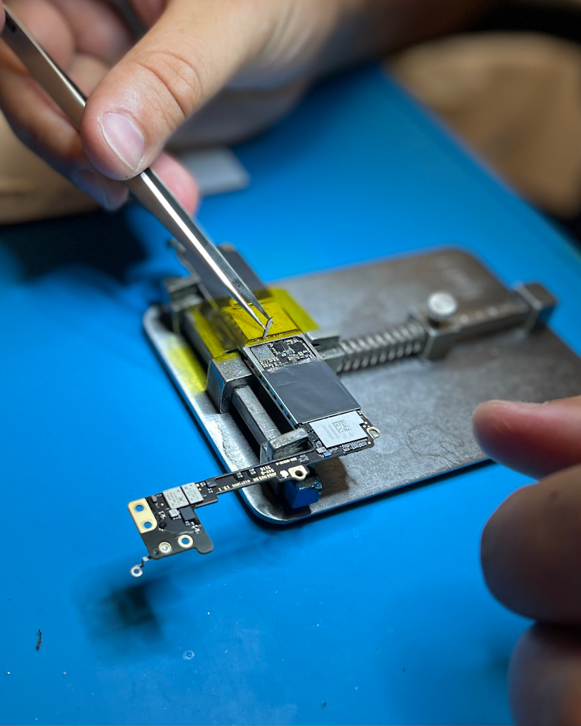 Riparazione dispositivo con guanto in lattice nel laboratorio Subito Riparato